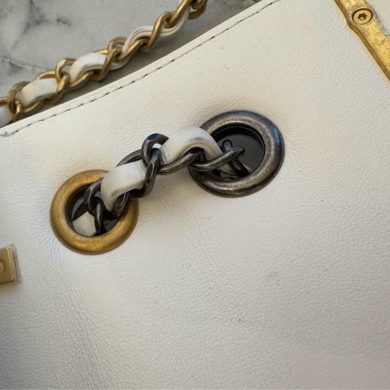 Chanel白羊皮珍珠徽章鴛鴦雙C口蓋鏈背包-40