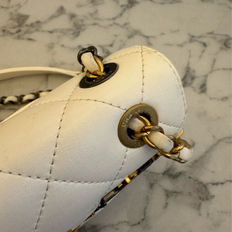 Chanel白羊皮珍珠徽章鴛鴦雙C口蓋鏈背包-42