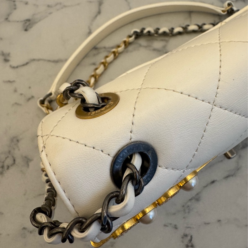 Chanel白羊皮珍珠徽章鴛鴦雙C口蓋鏈背包-43