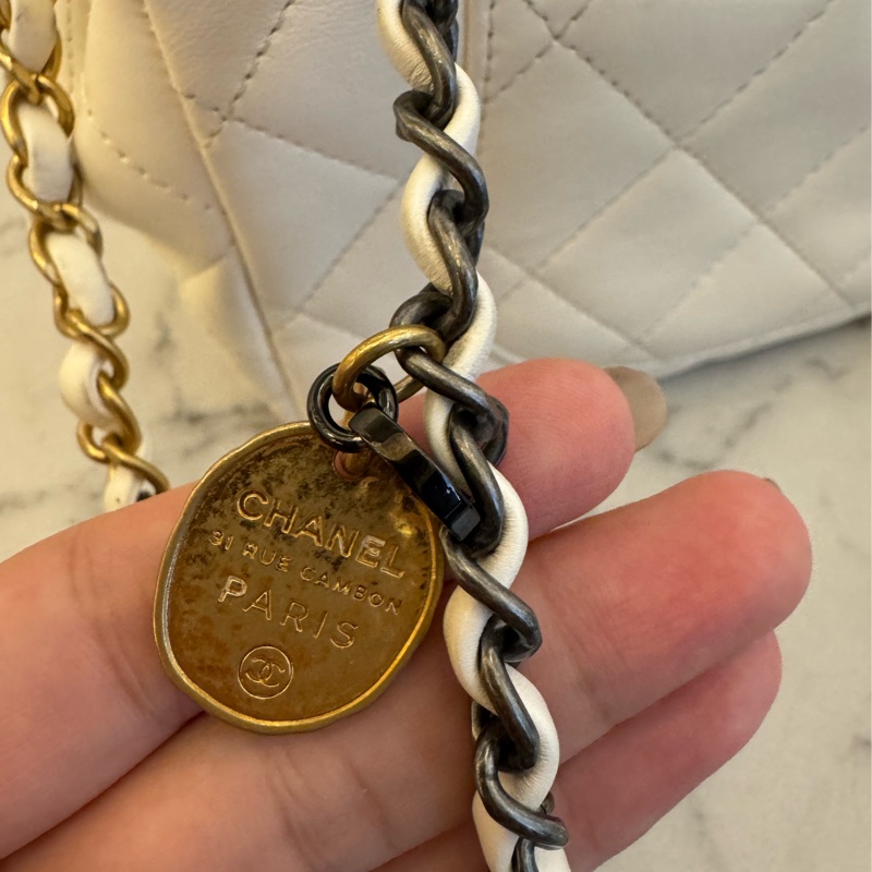 Chanel白羊皮珍珠徽章鴛鴦雙C口蓋鏈背包-44