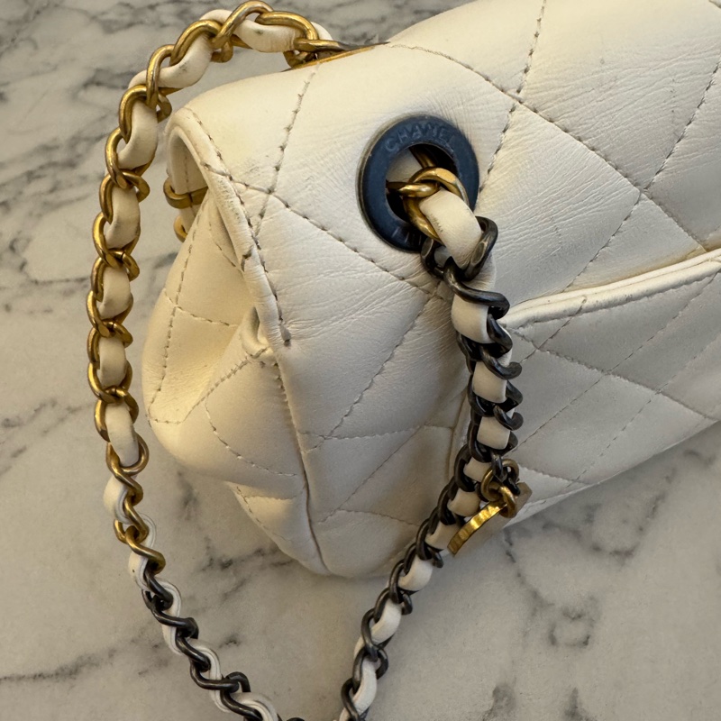 Chanel白羊皮珍珠徽章鴛鴦雙C口蓋鏈背包-46