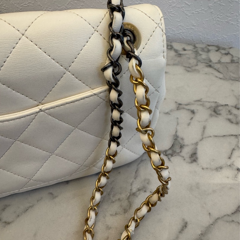 Chanel白羊皮珍珠徽章鴛鴦雙C口蓋鏈背包-47