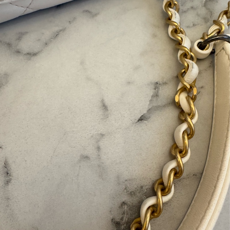 Chanel白羊皮珍珠徽章鴛鴦雙C口蓋鏈背包-48