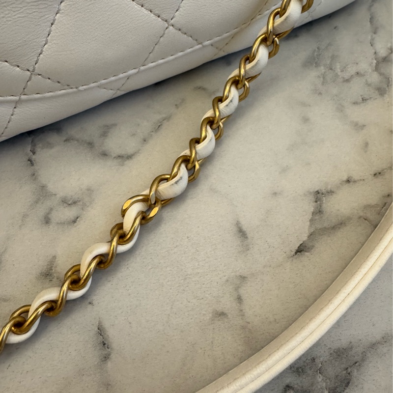 Chanel白羊皮珍珠徽章鴛鴦雙C口蓋鏈背包-53