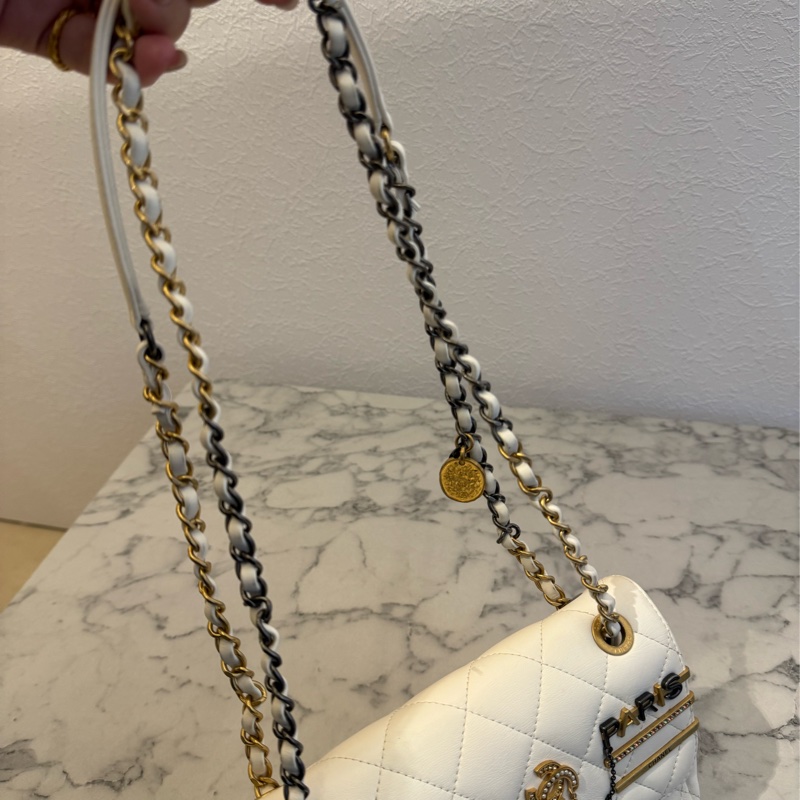 Chanel白羊皮珍珠徽章鴛鴦雙C口蓋鏈背包-54