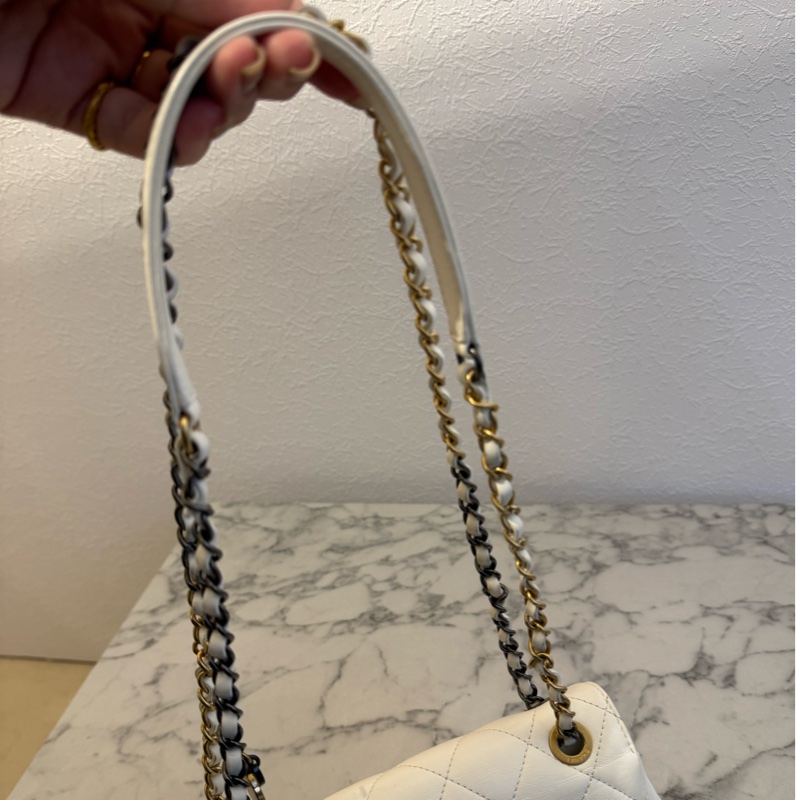 Chanel白羊皮珍珠徽章鴛鴦雙C口蓋鏈背包-55