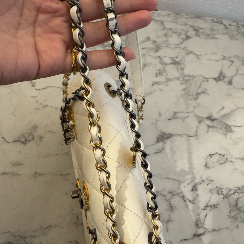 Chanel白羊皮珍珠徽章鴛鴦雙C口蓋鏈背包-56