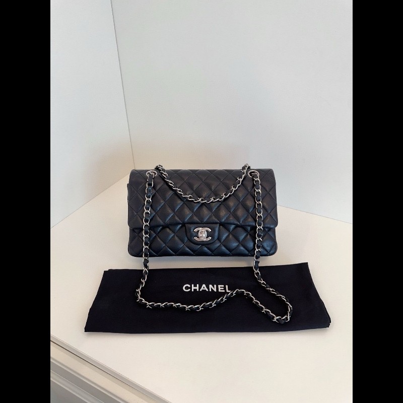 Chanel Classic Flap medium 
黑銀CF中號經典翻蓋包-0