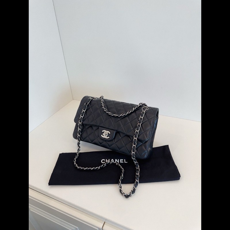 Chanel Classic Flap medium 
黑銀CF中號經典翻蓋包-2
