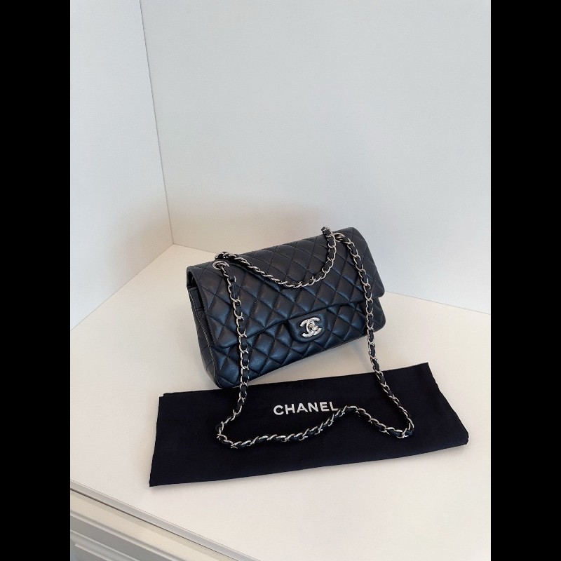 Chanel Classic Flap medium 
黑銀CF中號經典翻蓋包-3