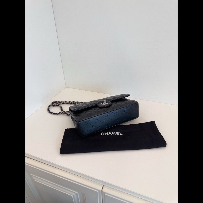 Chanel Classic Flap medium 
黑銀CF中號經典翻蓋包-4