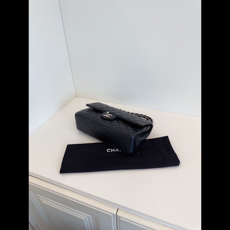 Chanel Classic Flap medium 
黑銀CF中號經典翻蓋包-5