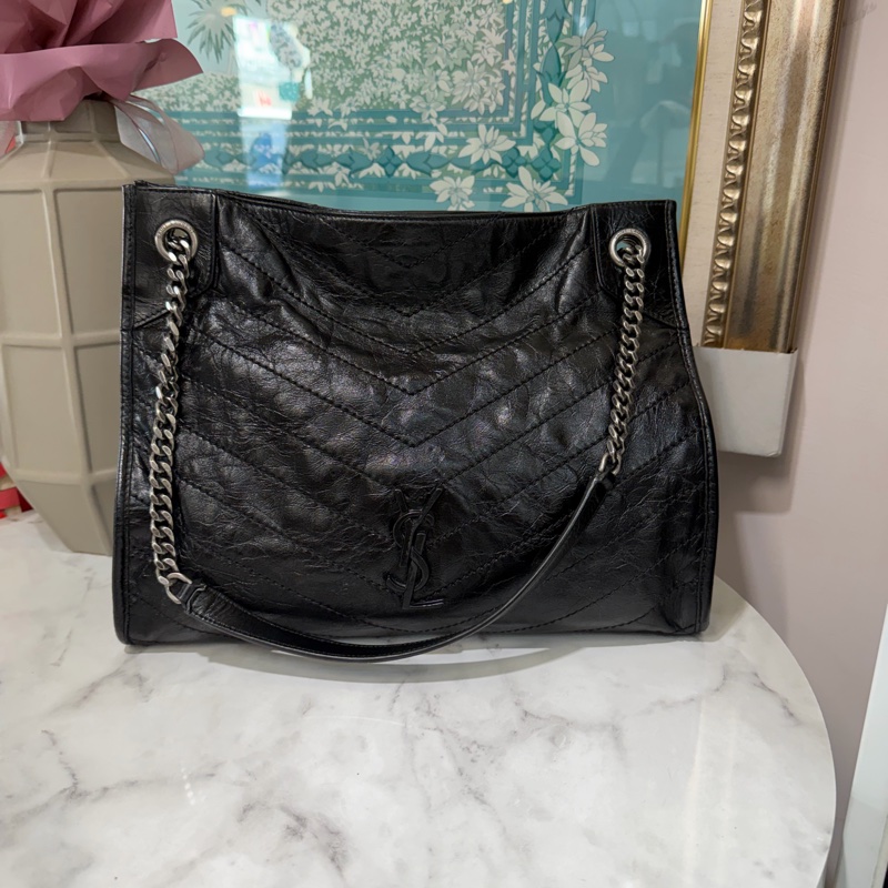 YSL 黑復刻牛皮V型紋Niki霧銀釦磁吸肩斜背購物包-0