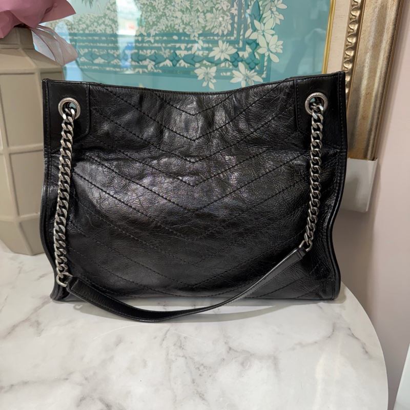 YSL 黑復刻牛皮V型紋Niki霧銀釦磁吸肩斜背購物包-1