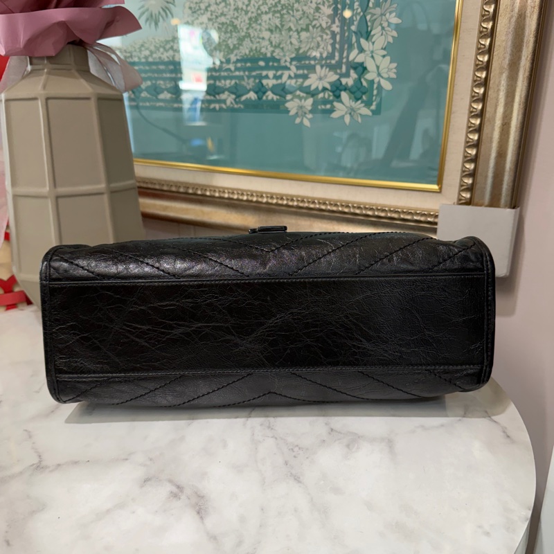 YSL 黑復刻牛皮V型紋Niki霧銀釦磁吸肩斜背購物包-2