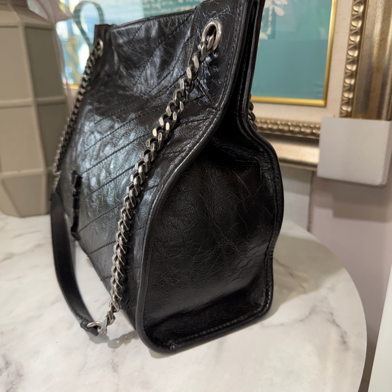 YSL 黑復刻牛皮V型紋Niki霧銀釦磁吸肩斜背購物包-3