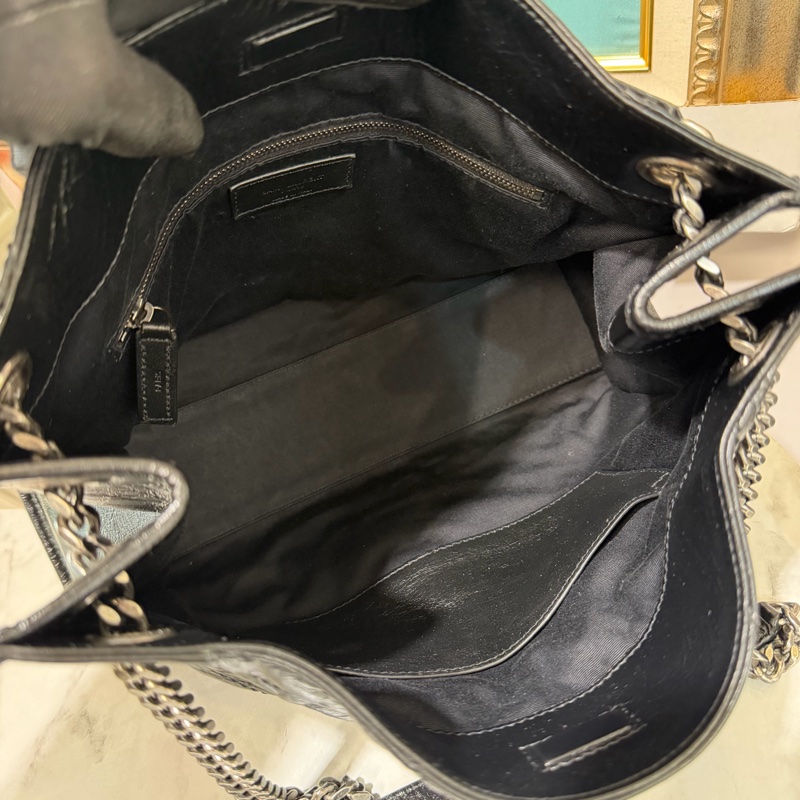 YSL 黑復刻牛皮V型紋Niki霧銀釦磁吸肩斜背購物包-5