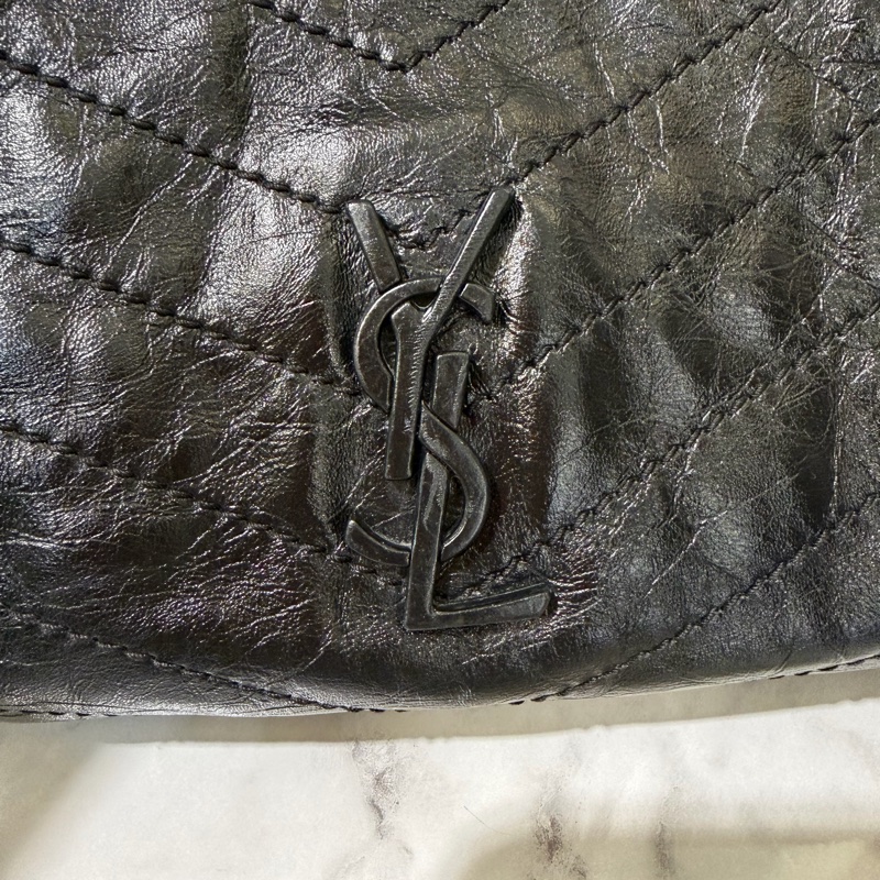 YSL 黑復刻牛皮V型紋Niki霧銀釦磁吸肩斜背購物包-6