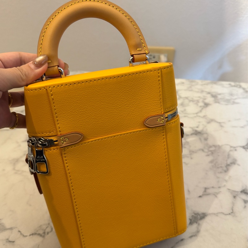 LV黃皮革直式手提斜背包 超好用🫶-1