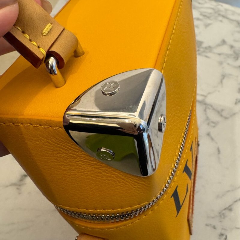 LV黃皮革直式手提斜背包 超好用🫶-10