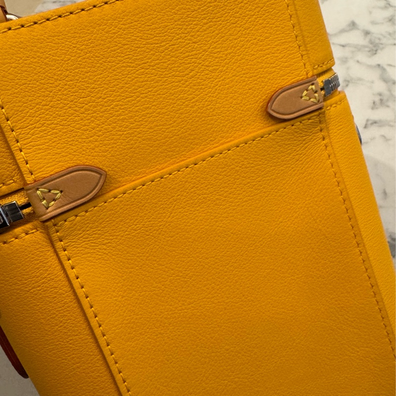 LV黃皮革直式手提斜背包 超好用🫶-14