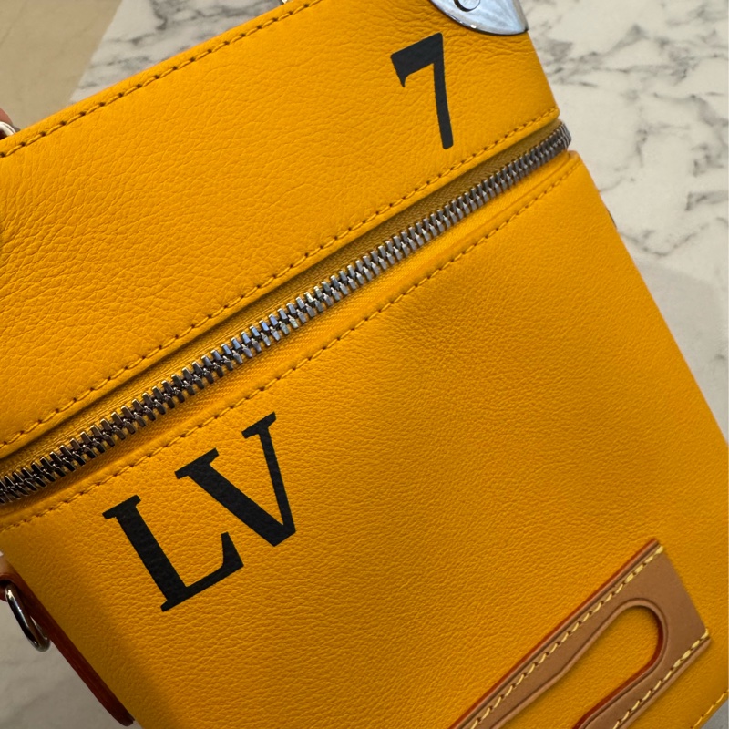 LV黃皮革直式手提斜背包 超好用🫶-16