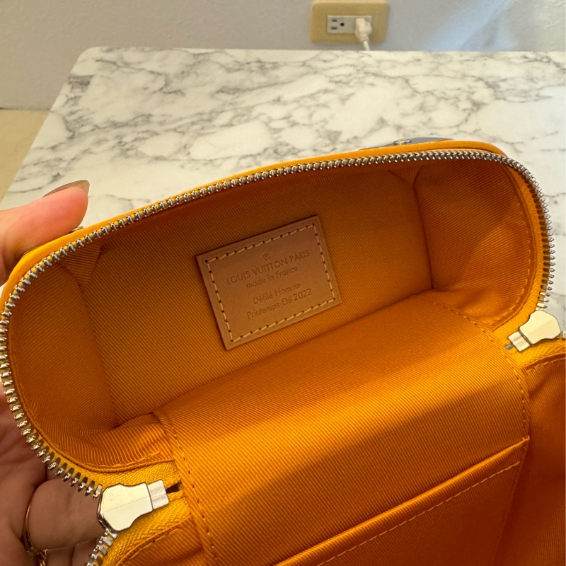 LV黃皮革直式手提斜背包 超好用🫶-24