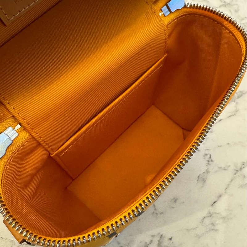 LV黃皮革直式手提斜背包 超好用🫶-26