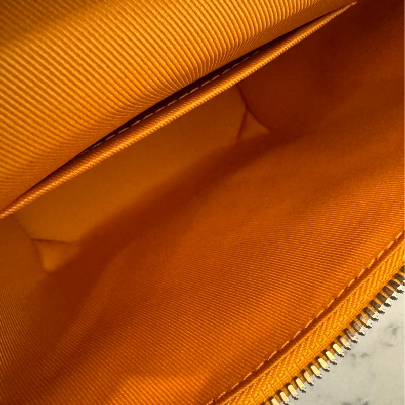 LV黃皮革直式手提斜背包 超好用🫶-31