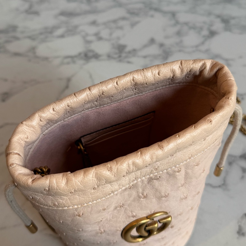 Gucci米膚色鴕鳥皮金雙G水桶包-1