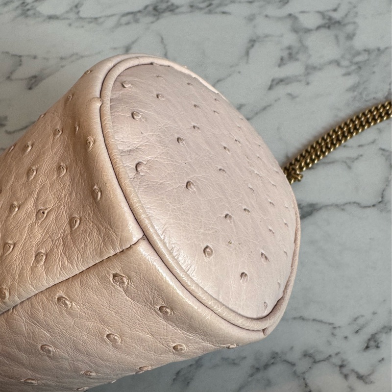 Gucci米膚色鴕鳥皮金雙G水桶包-11