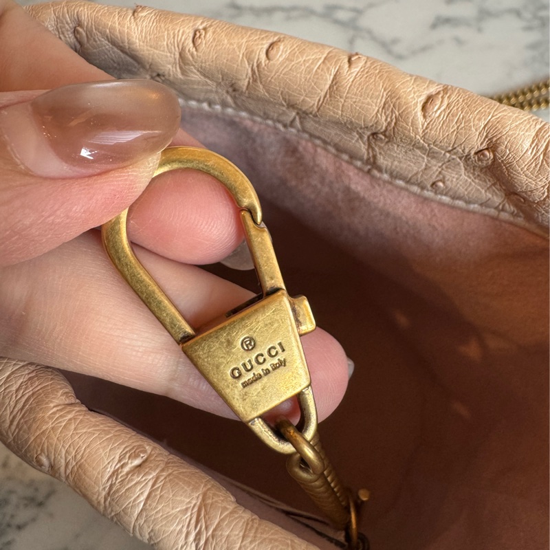 Gucci米膚色鴕鳥皮金雙G水桶包-20