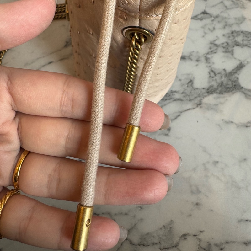 Gucci米膚色鴕鳥皮金雙G水桶包-25