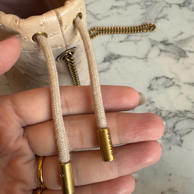Gucci米膚色鴕鳥皮金雙G水桶包-26