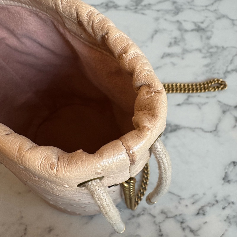 Gucci米膚色鴕鳥皮金雙G水桶包-27