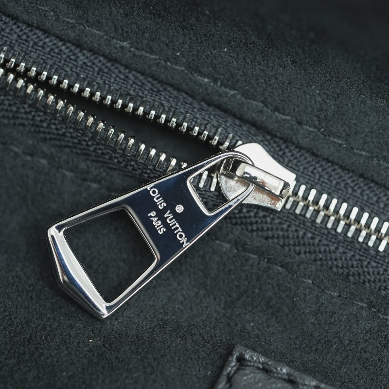 近全新 LouisVuitton/路易威登 黑武士Carryall Cargo PM 肩背包斜背包-19