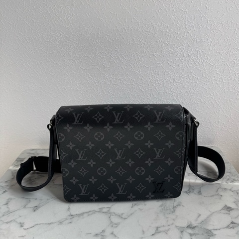 LV M46255黑花紋掀蓋斜背包 男生最愛😻