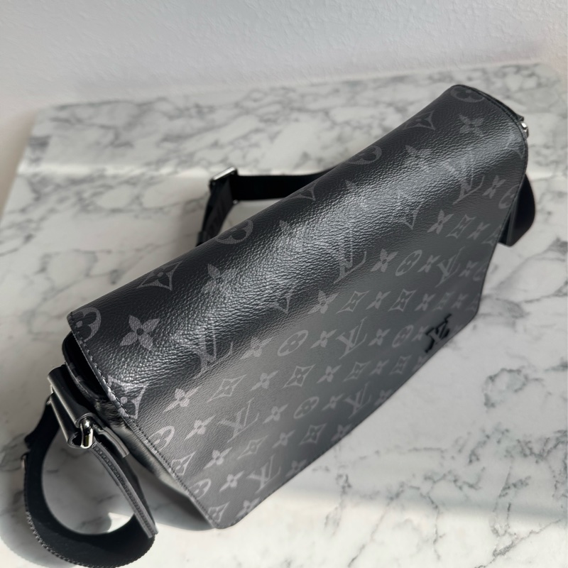 LV M46255黑花紋掀蓋斜背包 男生最愛😻-1