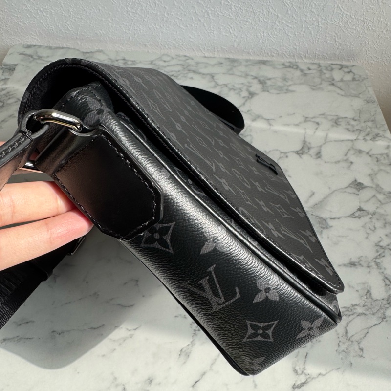 LV M46255黑花紋掀蓋斜背包 男生最愛😻-2