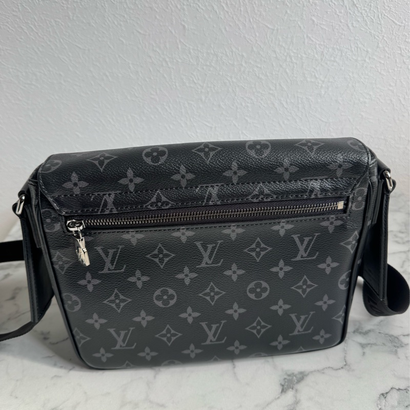 LV M46255黑花紋掀蓋斜背包 男生最愛😻-5