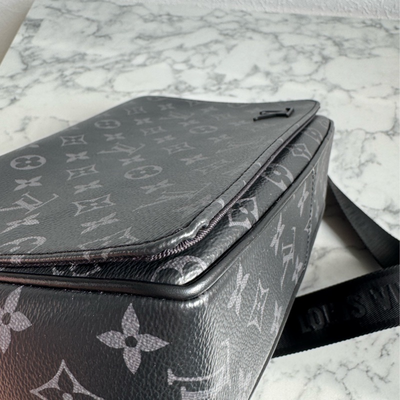 LV M46255黑花紋掀蓋斜背包 男生最愛😻-6