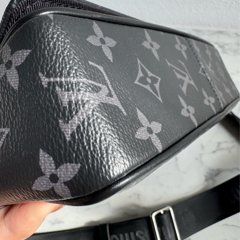 LV M46255黑花紋掀蓋斜背包 男生最愛😻-7