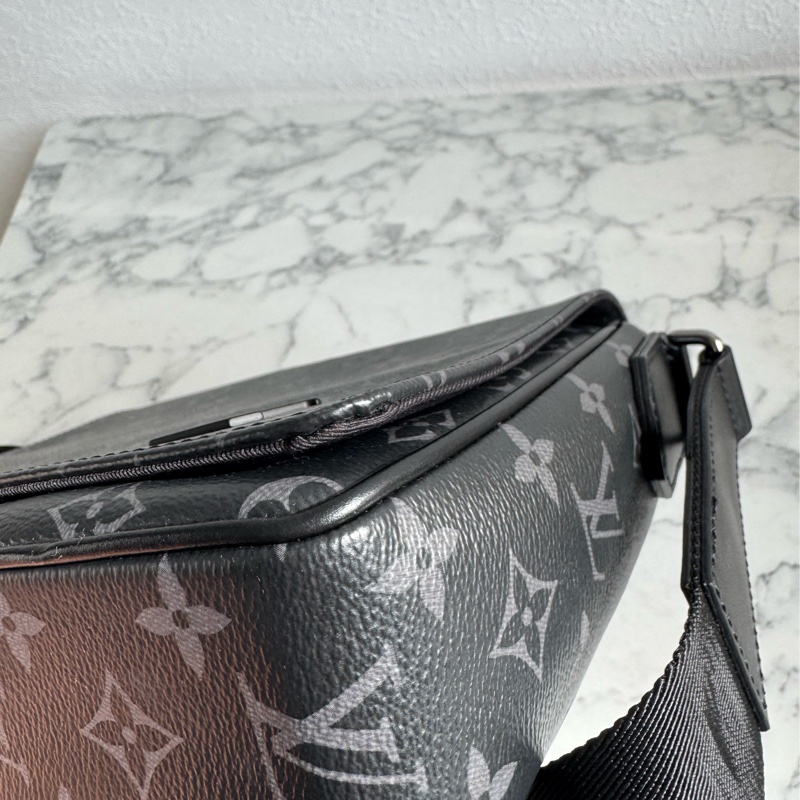 LV M46255黑花紋掀蓋斜背包 男生最愛😻-8