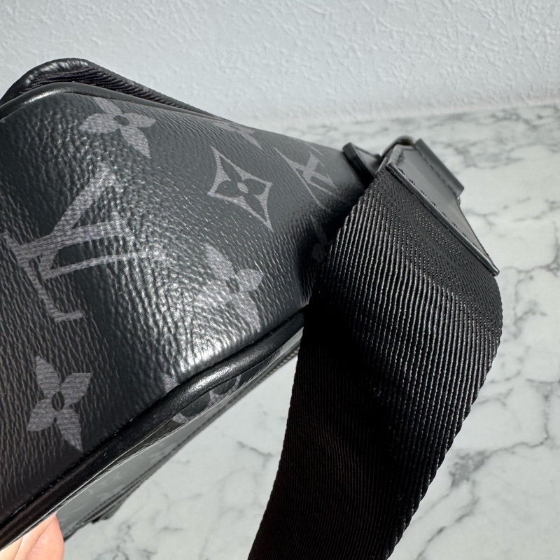 LV M46255黑花紋掀蓋斜背包 男生最愛😻-9