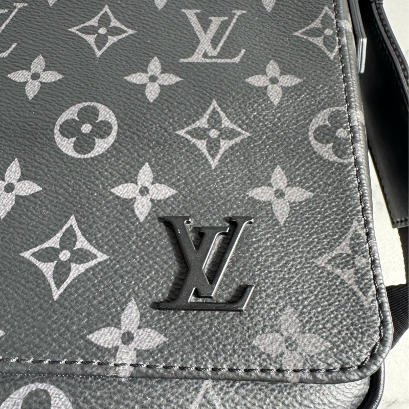 LV M46255黑花紋掀蓋斜背包 男生最愛😻-10