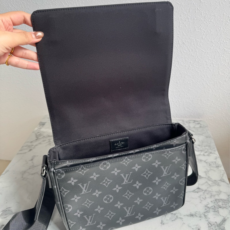 LV M46255黑花紋掀蓋斜背包 男生最愛😻-11