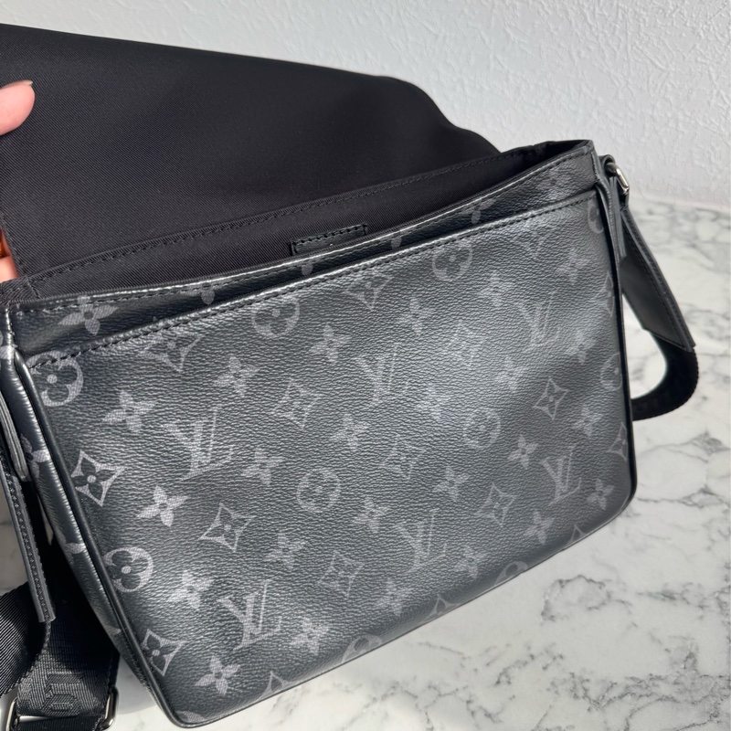 LV M46255黑花紋掀蓋斜背包 男生最愛😻-13