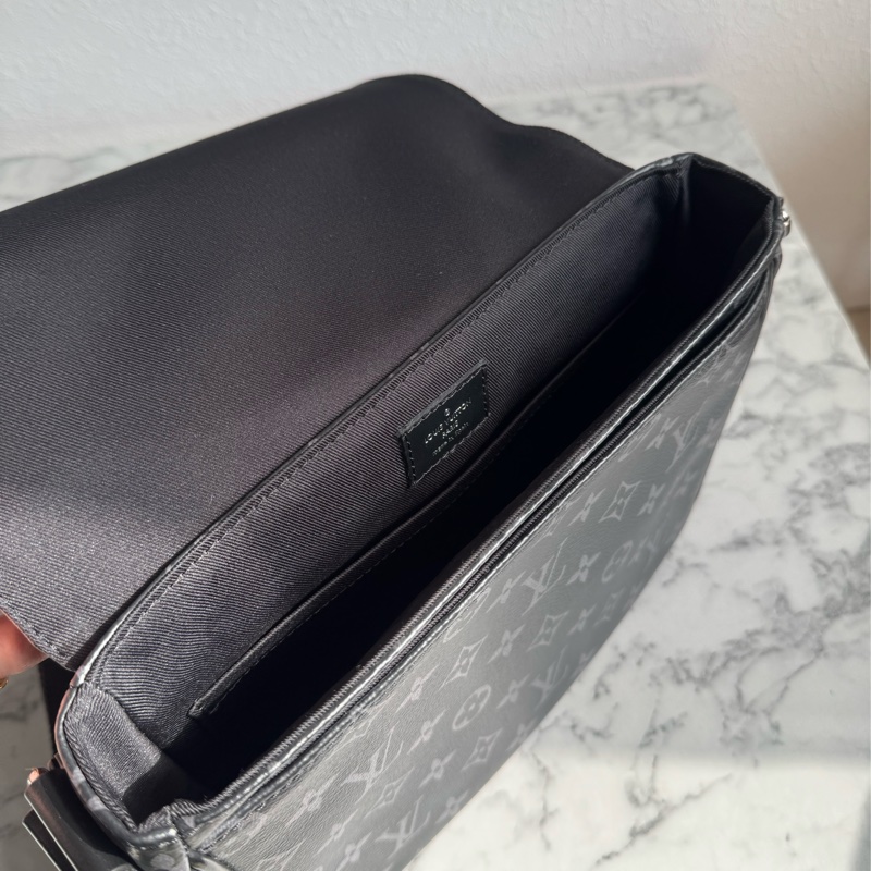 LV M46255黑花紋掀蓋斜背包 男生最愛😻-14