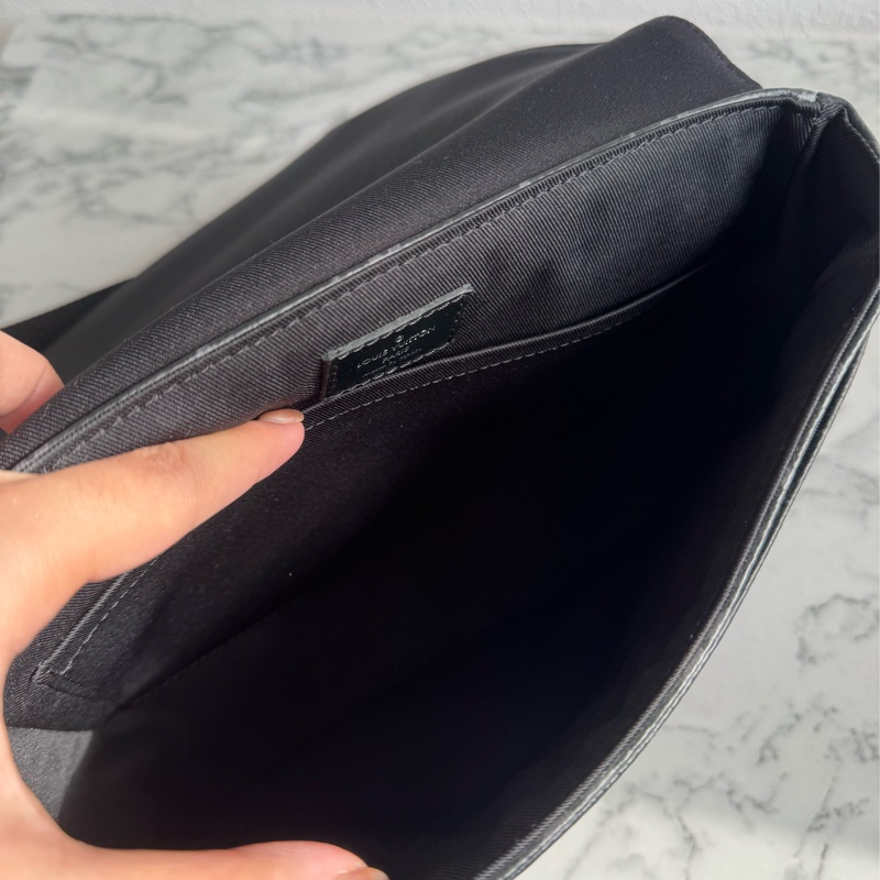 LV M46255黑花紋掀蓋斜背包 男生最愛😻-17