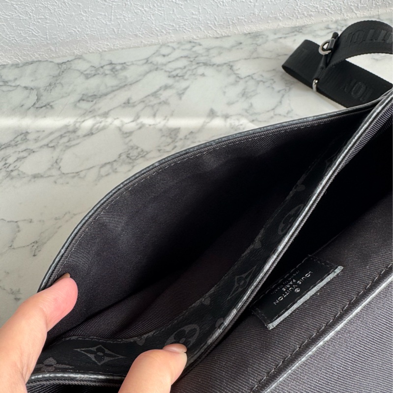 LV M46255黑花紋掀蓋斜背包 男生最愛😻-21